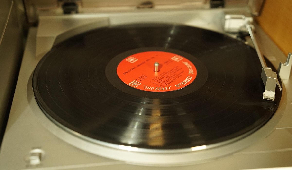 Collecting Iconic Album Covers from Independent Labels